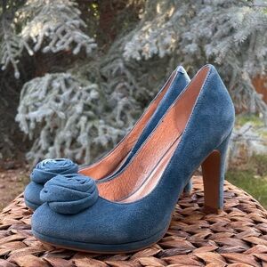 Miss Albright Anthropologie Melia Blue Suede 3.5” Heel Rosette Pumps. Size 8